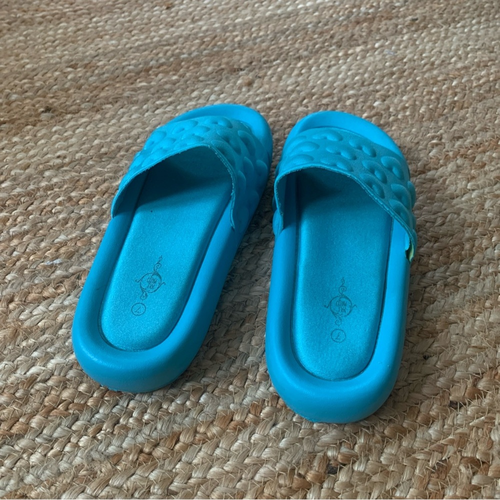 Blue Heart Pattern Slides - Picture 3 of 6